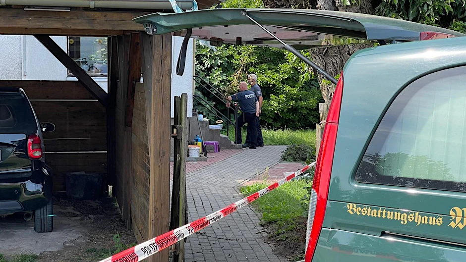 Lebus: Polizisten stehen am Tatort im Ortsteil Mallnow.