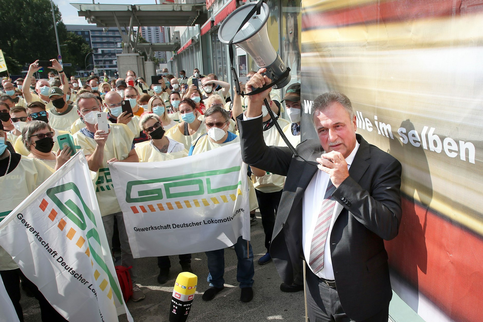 Claus Weselsky, Bundesvorsitzender der Lokführergewerkschaft GDL, gibt am Ostbahnhof ein Statement ab