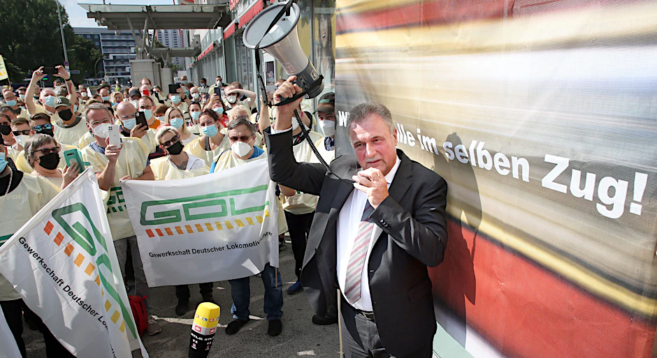 Claus Weselsky, Bundesvorsitzender der Lokführergewerkschaft GDL, gibt am Ostbahnhof ein Statement ab