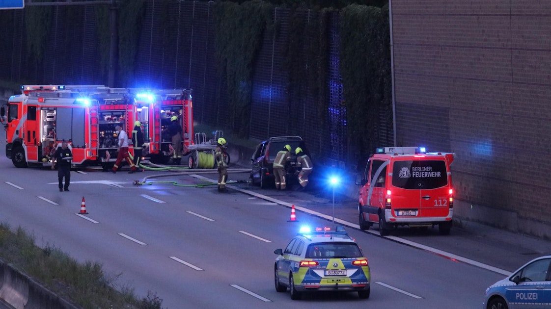 Auf Der Autobahn In Berlin Pkw Brennt Aus