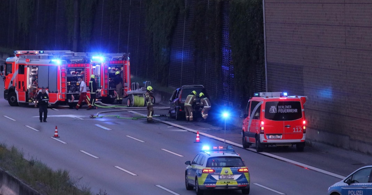 Auf Der Autobahn In Berlin Pkw Brennt Aus