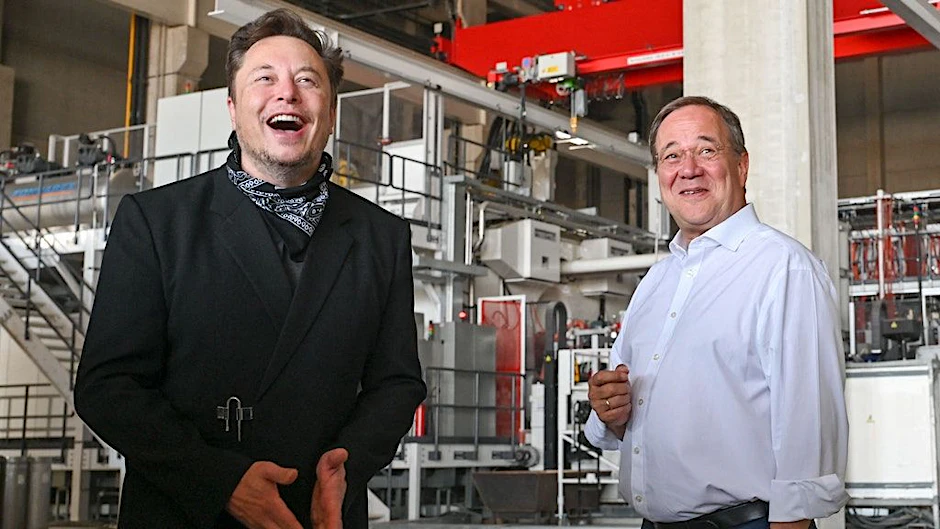 Entspannte Stimmung: Kanzlerkandidat Armin Laschet (CDU) und Tesla-Chef Elon Musk (l.).