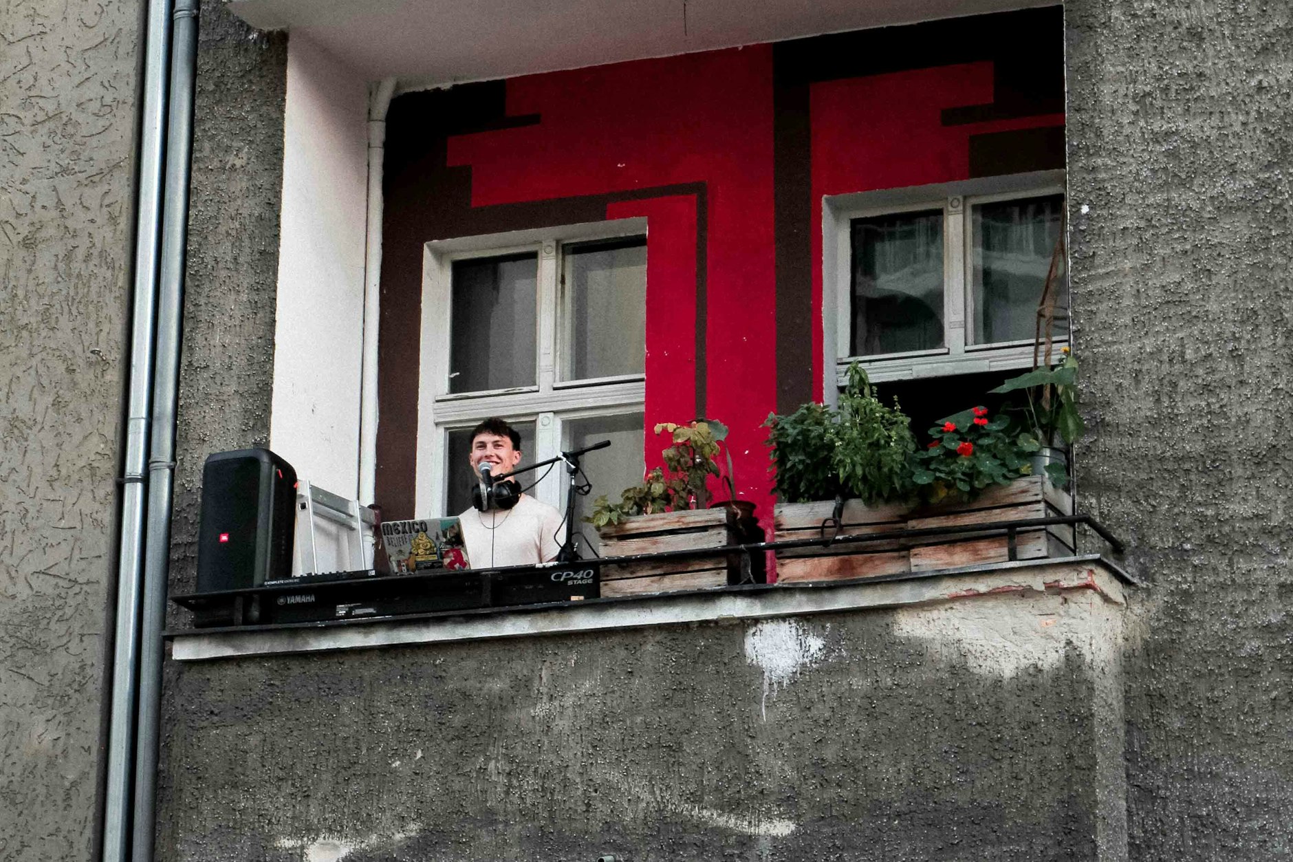 It’s Showtime:  Der Neuseeländer Fletcher Mills auf seinem Balkon in der Weserstraße. Im Lockdown spielte er fast jede Woche, doch dann kam die Polizei. Ende August ist sein vorerst letztes Konzert geplant.