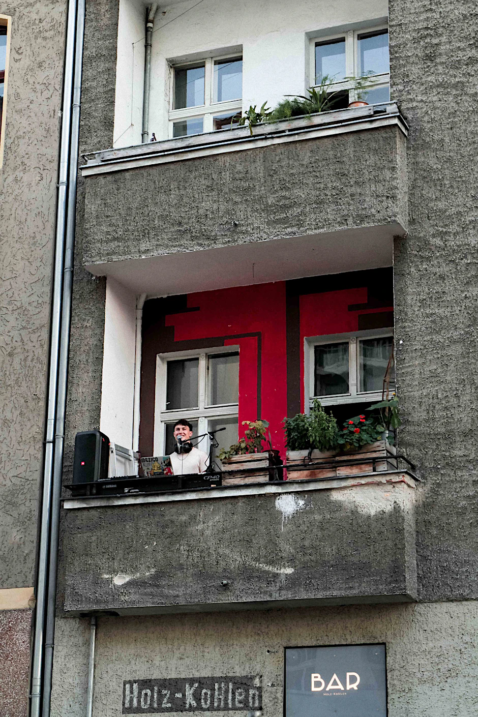 It’s Showtime:  Der Neuseeländer Fletcher Mills auf seinem Balkon in der Weserstraße. Im Lockdown spielte er fast jede Woche, doch dann kam die Polizei. Ende August ist sein vorerst letztes Konzert geplant.