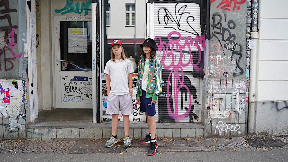 Die <em>cool kids</em> der Weserstraße heißen Anton, 11, und Nico, 12. Mit so einer Style-Expertise wirft die Pubertät schon jetzt ihre rock