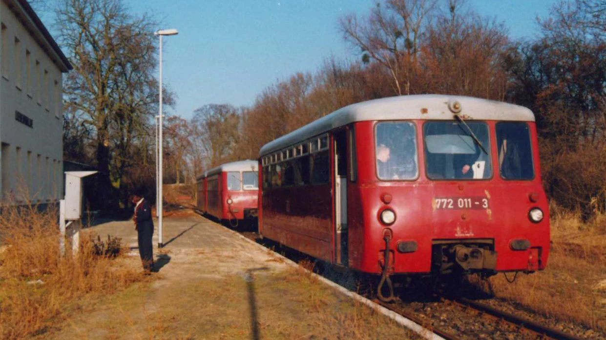 Als noch Züge nach Liebenwalde fuhren. Zwei Triebwagen, „Ferkeltaxen“ oder „Blutblasen“ genannt, halten 1994 am damaligen nordwestlichen Endpunkt der Heidekrautbahn. Seit 1997 liegt dieser Streckenast brach.&nbsp;