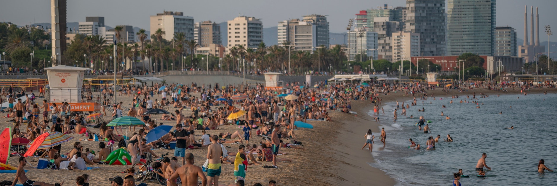 Ein überfüllter Strand in der Mittelmeer-Metropole Barcelona. 