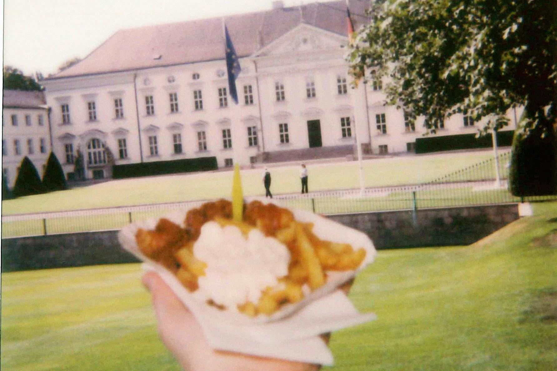 Das pure Glück! Wer einmal die Currywurst beim Bundespräsidenten probiert hat, kann sich glücklich schätzen. Wer nicht, geht zu Absolut Curry nebenan.