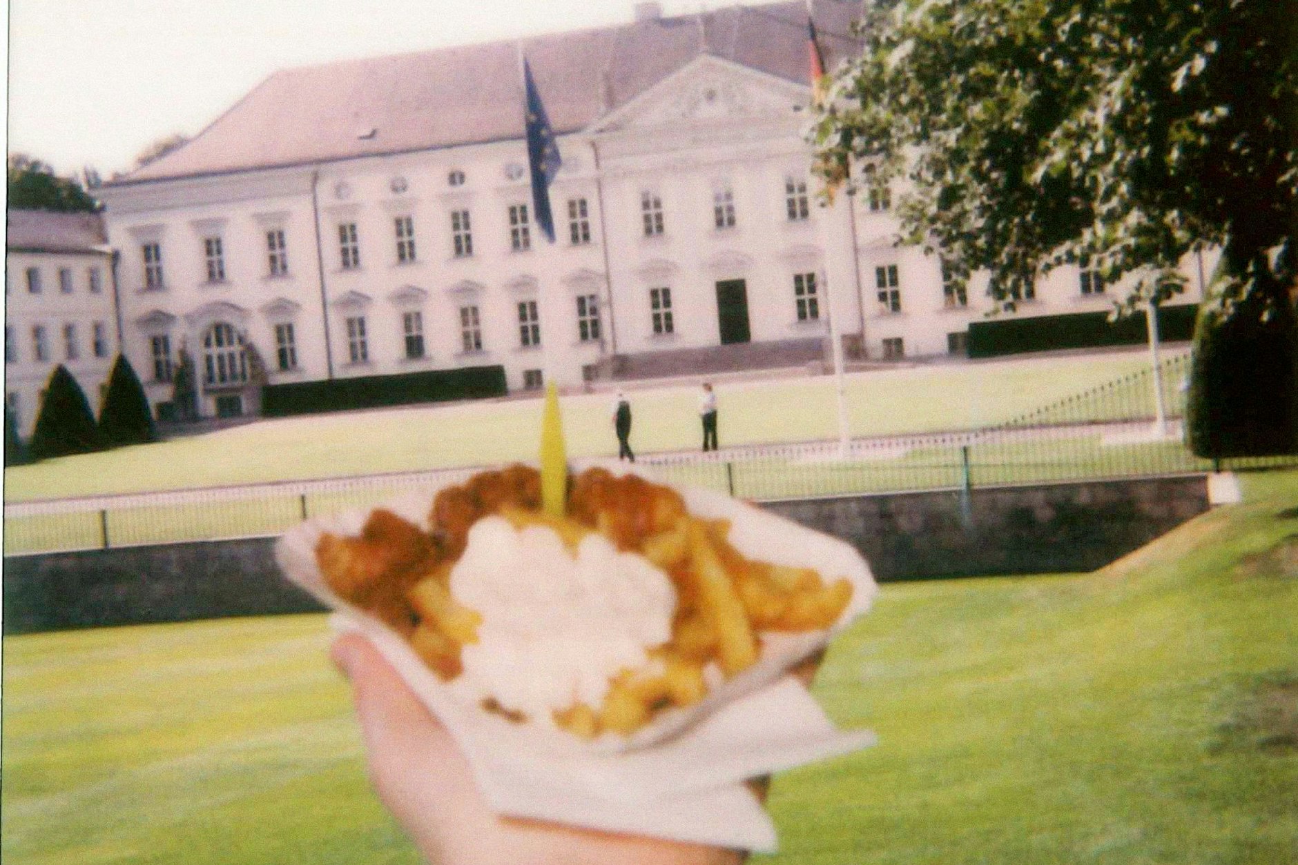 Das pure Glück! Wer einmal die Currywurst beim Bundespräsidenten probiert hat, kann sich glücklich schätzen. Wer nicht, geht zu Absolut Curry nebenan.