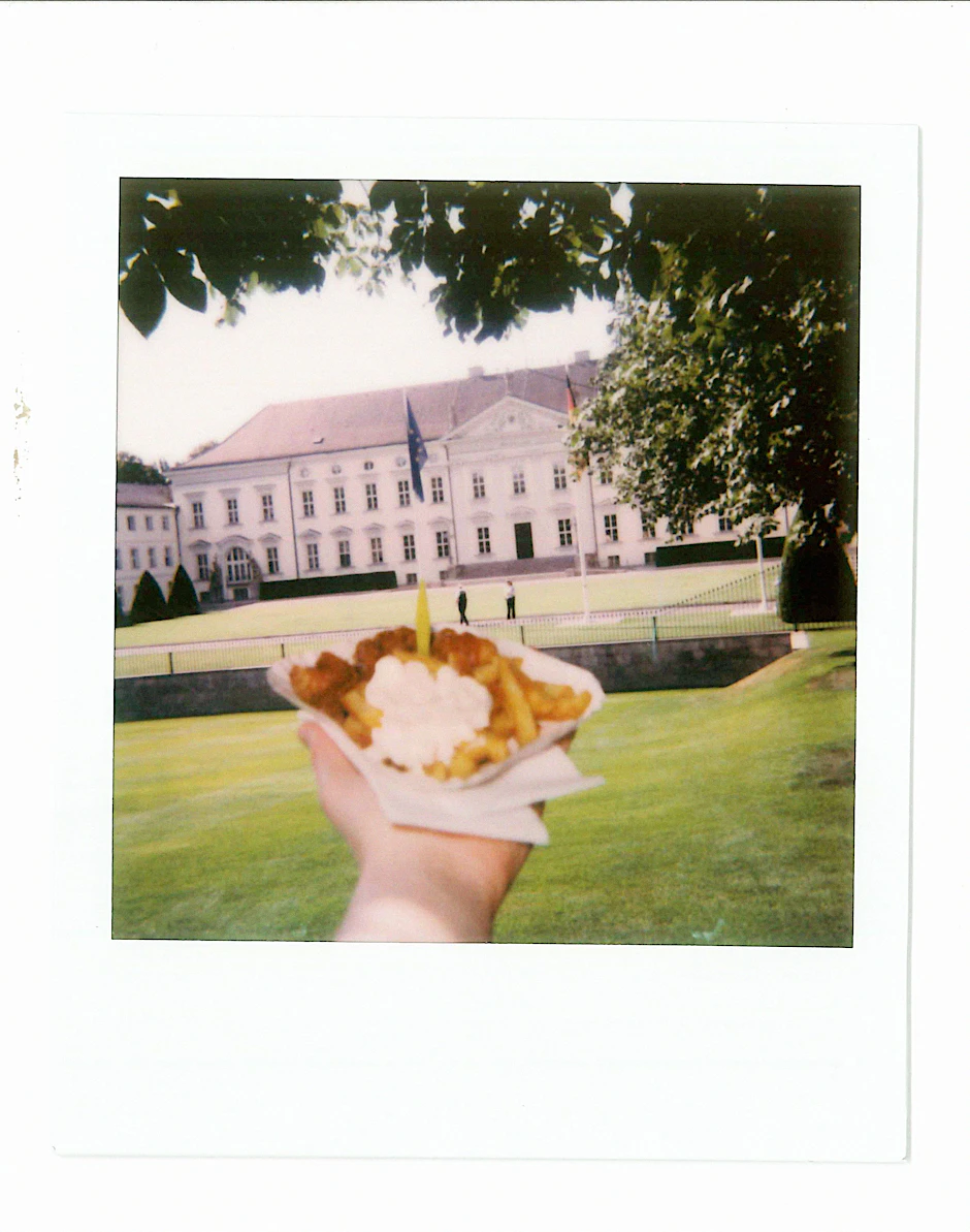 Das pure Glück! Wer einmal die Currywurst beim Bundespräsidenten probiert hat, kann sich glücklich schätzen. Wer nicht, geht zu Absolut Curry nebenan.