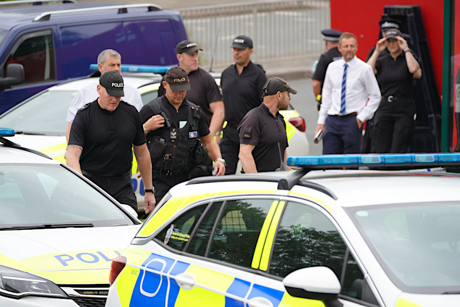 Polizisten gehen am Einsatzort in Plymouth, wo am Donnerstagabend mehrere Menschen ums Leben gekommen sind.
