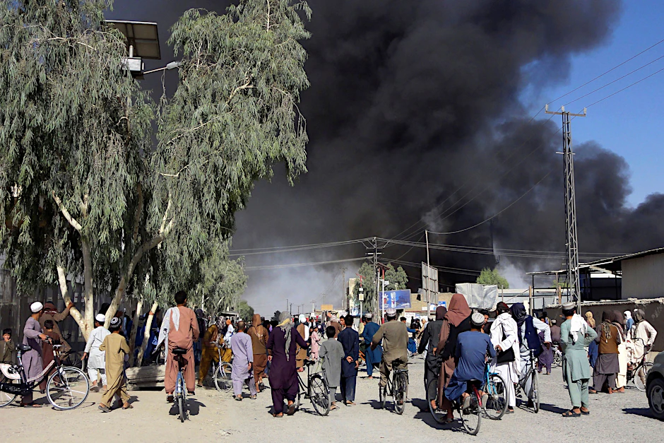 Kandahar: Rauchschwaden steigen nach Kämpfen zwischen Taliban und afghanischen Sicherheitskräften in Kandahar in den Himmel. Inzwischen haben die Taliban auch Masar-i-Scharif eingenommen.