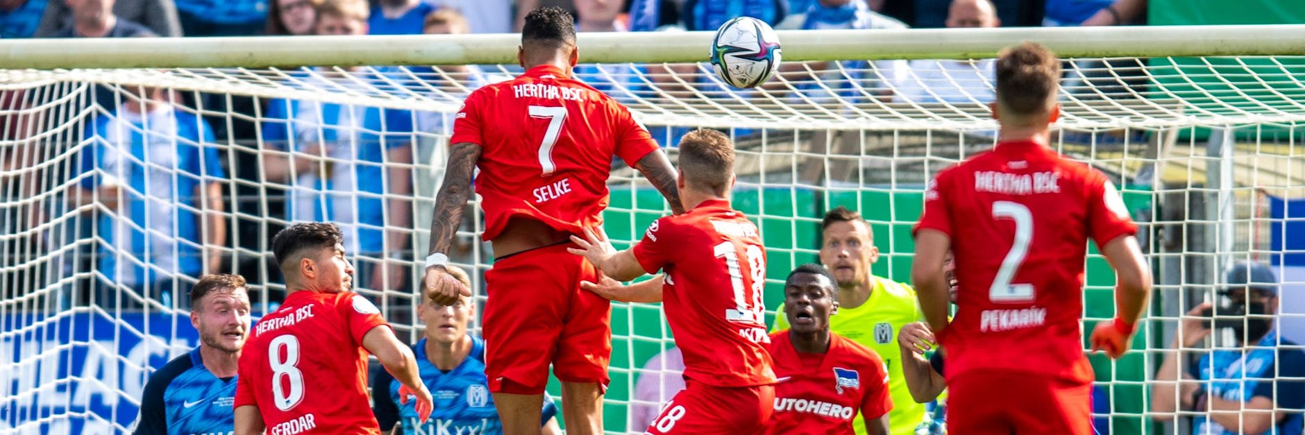 Im Pokal in Meppen sprnag SElke am höchsten und nickte zum 1:0-Siegtor ein. Klappt es Sonntag auch in Köln?