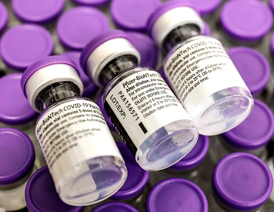 Drei Ampullen des Corona-Impfstoffes von Biontech und Pfizer liegen nebeneinander.&nbsp;