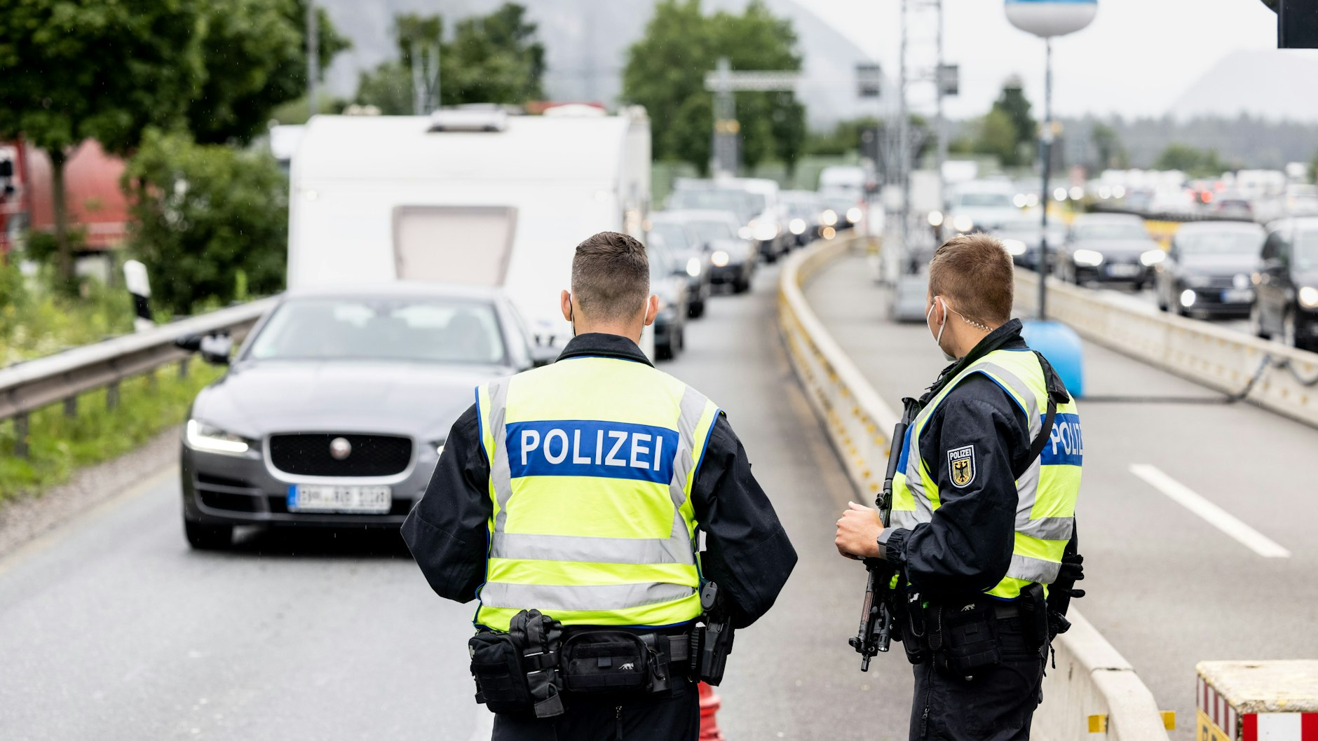 Verschärfte Testpflicht für Reiserückkehrer: Bundespolizisten an der Grenze zu Österreich auf der Autobahn A93.