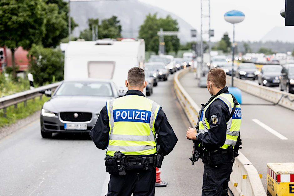 Verschärfte Testpflicht für Reiserückkehrer: Bundespolizisten an der Grenze zu Österreich auf der Autobahn A93.