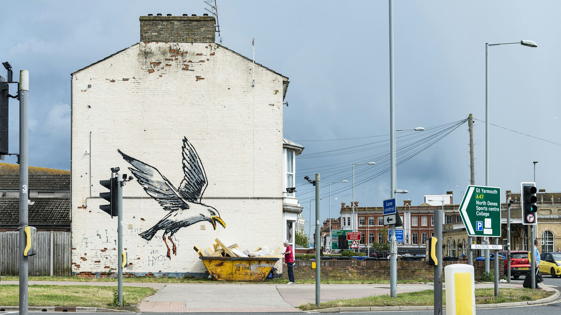 Eine hungrige Möwe landet an der Seite eines Hauses in Lowestoft. 