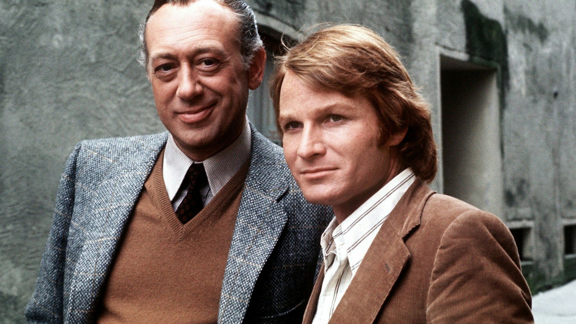 Die Polizisten Stephan Derrick (Horst Tappert, l.) und Harry Klein (Fritz Wepper) ermitteln 1973 in einer Folge der ZDF-Krimiserie „Derrick“.
