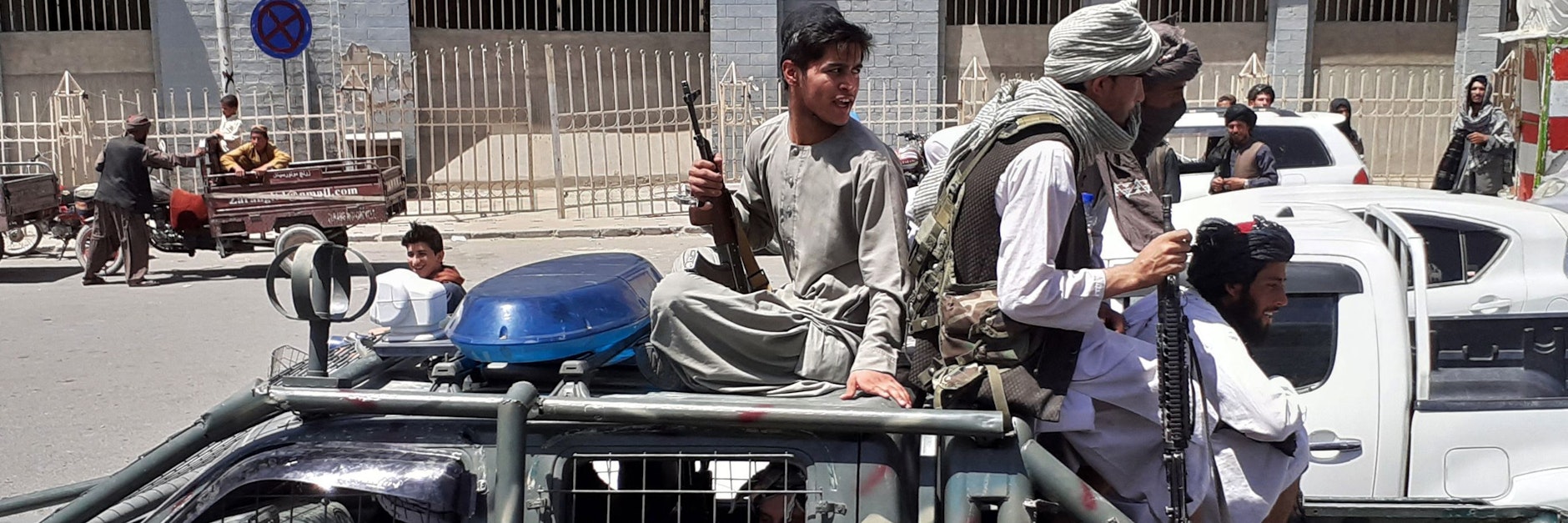 Taliban-Kämpfer haben ein Fahrzeug der Armee gekapert, fahren damit durch die Stadt Kandahar.