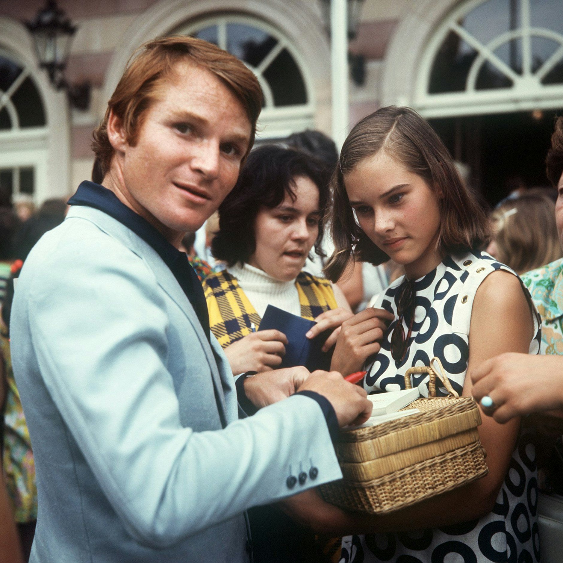 Fritz Wepper verteilt Autogramme an seine weiblichen Fans.