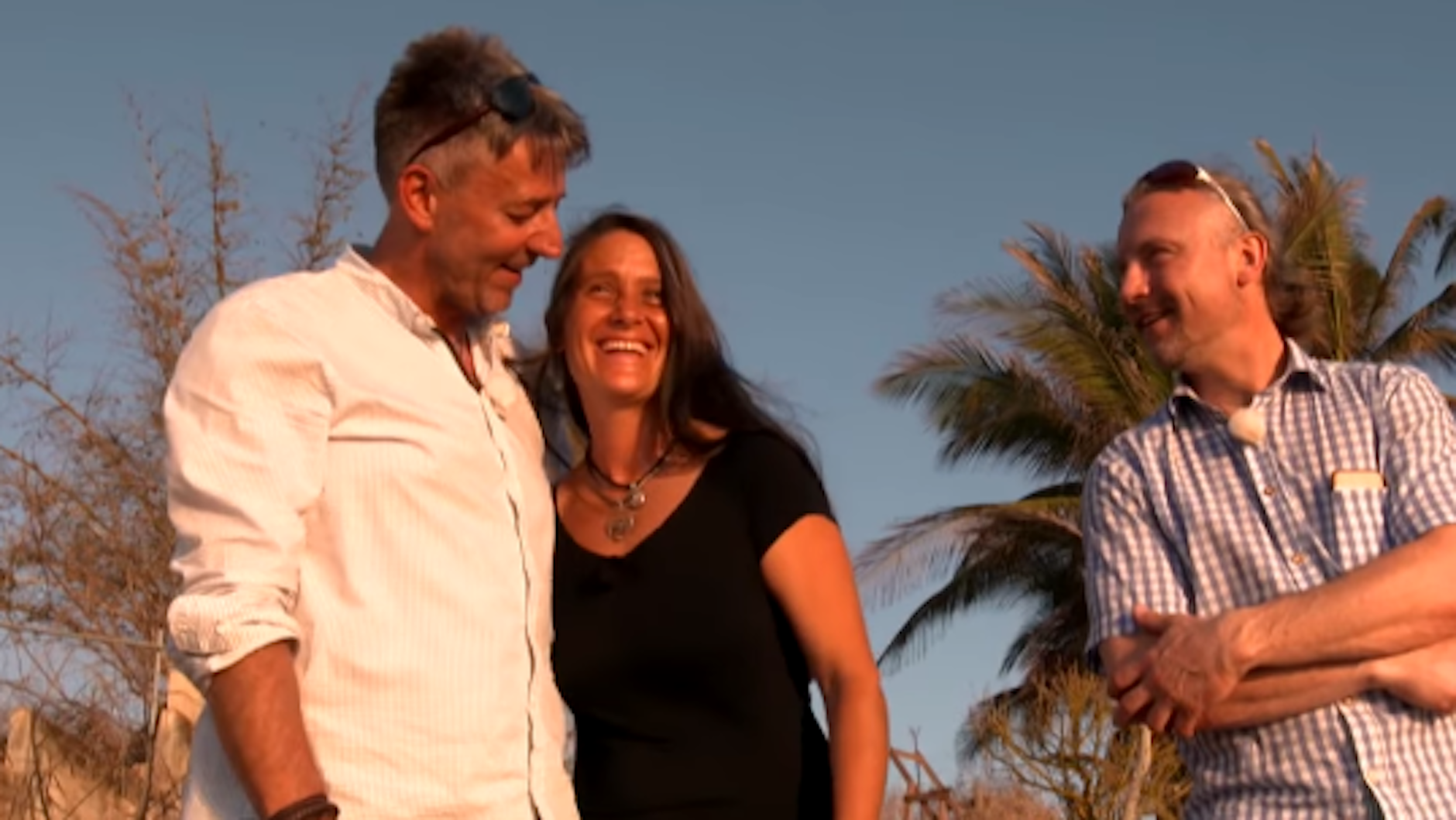 „Bauer sucht Frau International“-Kandidat Calina aus Mexiko ist mit Rainer (l.) auf einer Welle. Oliver versucht mit allen Mitteln, sich dazwischenzudrängeln.