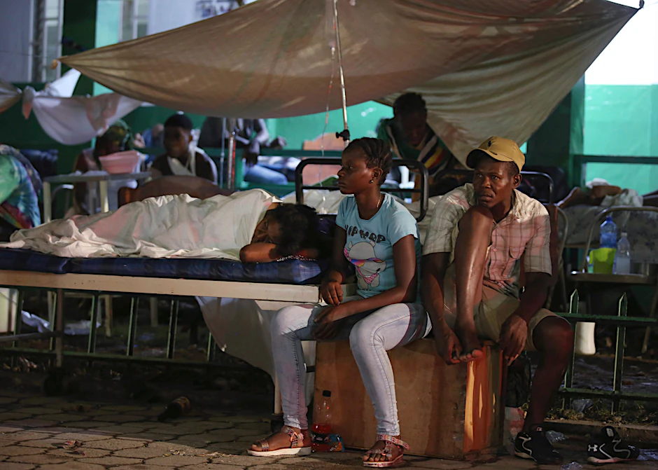 Nach dem Beben: Menschen, die aus ihren zerstörten Häusern fliehen mussten, verbringen die Nacht zu Sonntag im Krankenhausgarten in Les Cayes.&nbsp;
