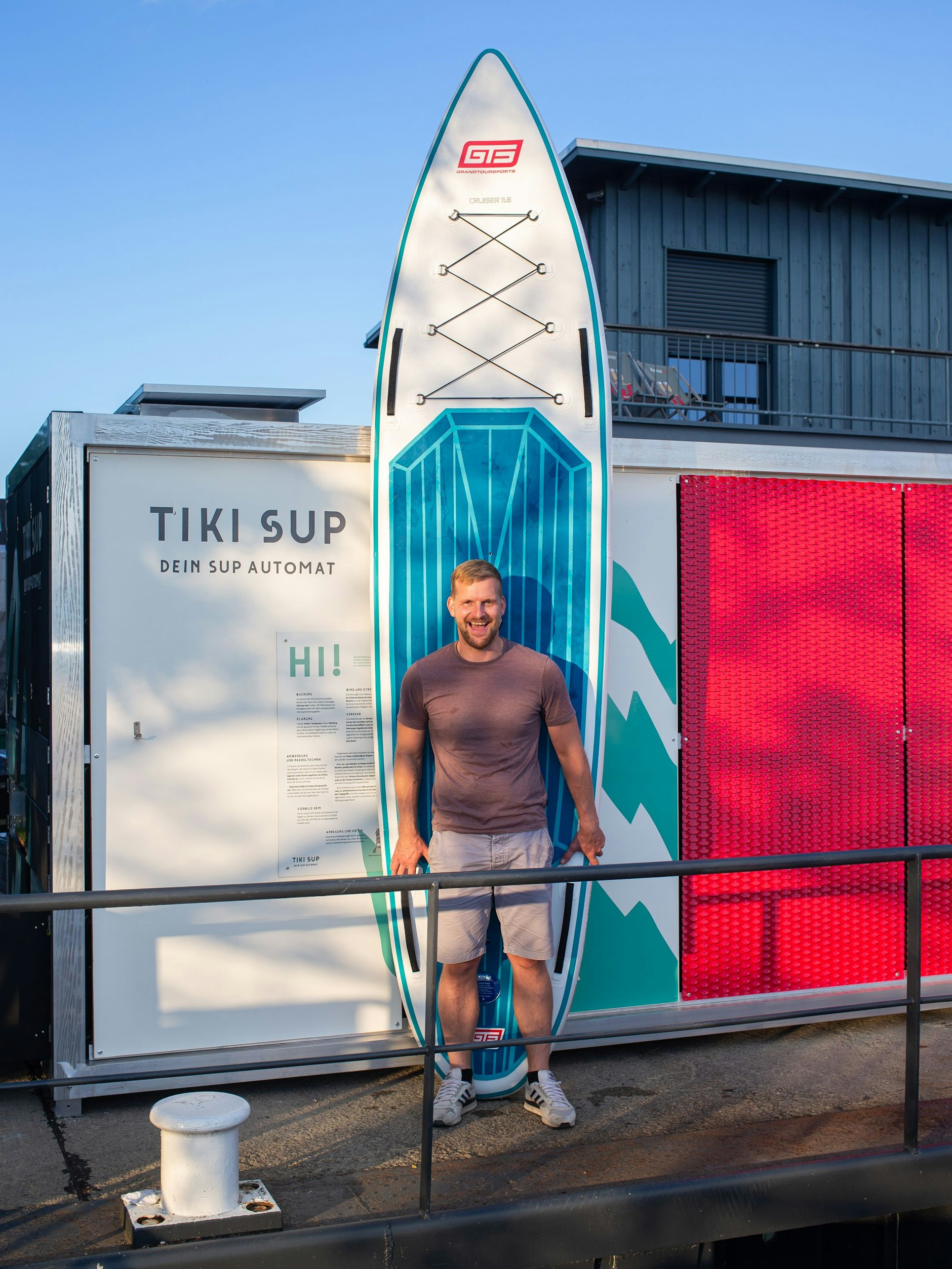 Steve Bredow, ehemaliger Junior Vizeweltmeister im Kanurennsport, ist begeisterter Stand- Up-Paddler und betreibt automatische Verleihstationen mit Schließfächern, aus denen sich Paddler ihre Boards holen können wann immer sie wollen.