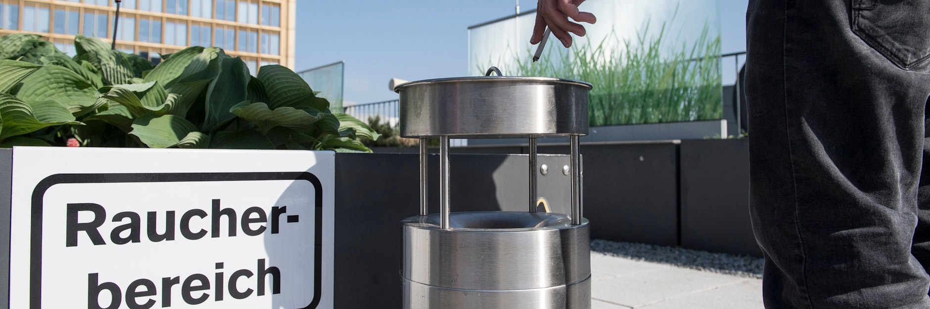 Um Nichtraucher zu schützen, ist das Rauchen in vielen Betrieben nur in bestimmten Bereichen erlaubt. Arbeitgeber können Raucherpausen während der Arbeitszeit aber auch ganz untersagen.