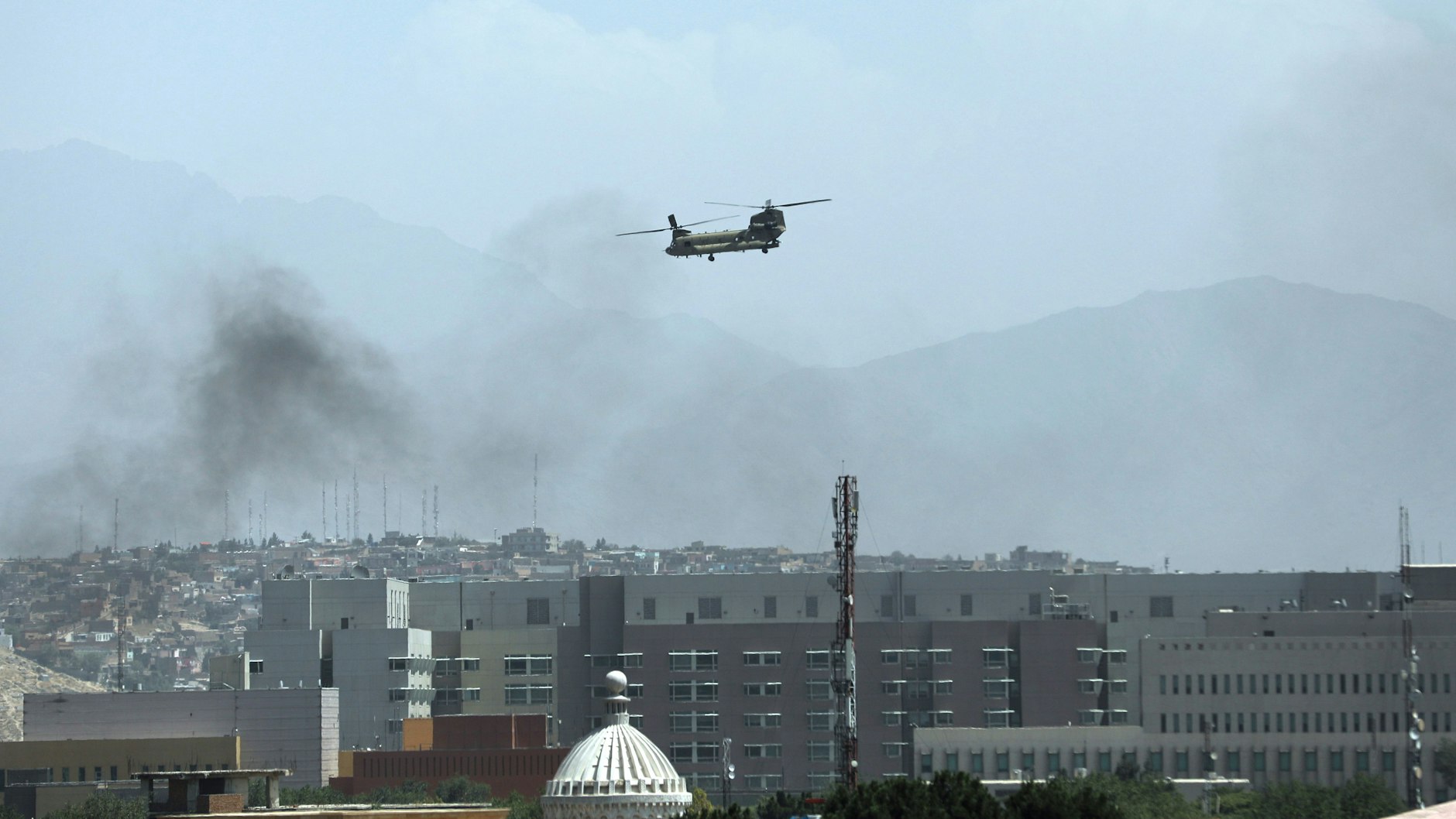 Ein US-Militärhubschrauber überfliegt die Stadt Kabul.&nbsp;