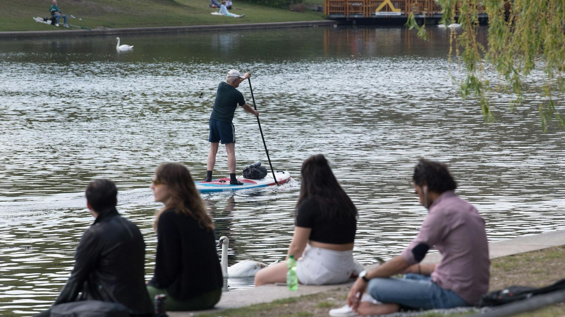 Auf dem Landwehrkanal: Stand-up-Paddeln ist keine Frage des Alters.