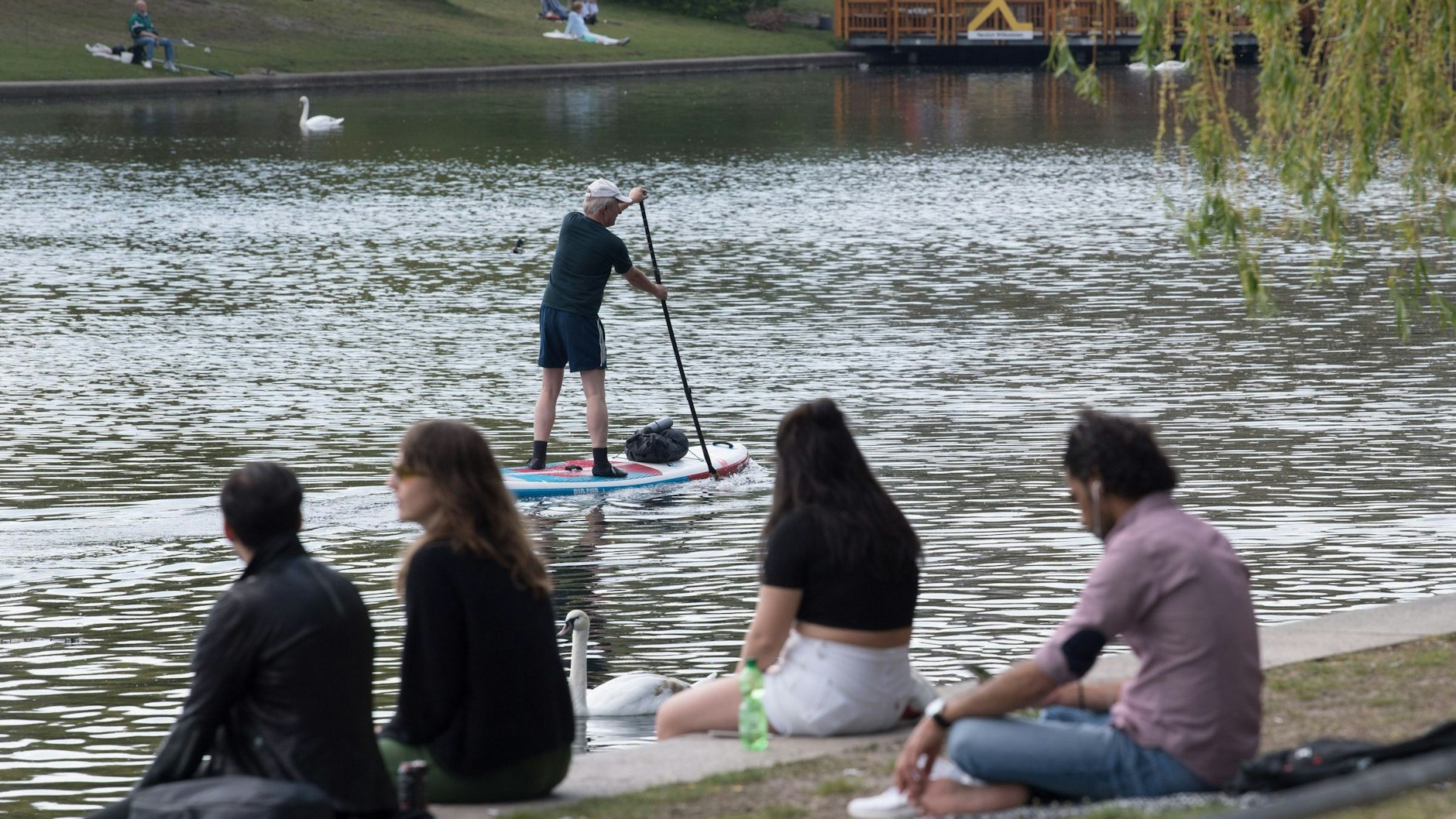 Auf dem Landwehrkanal: Stand-up-Paddeln ist keine Frage des Alters.