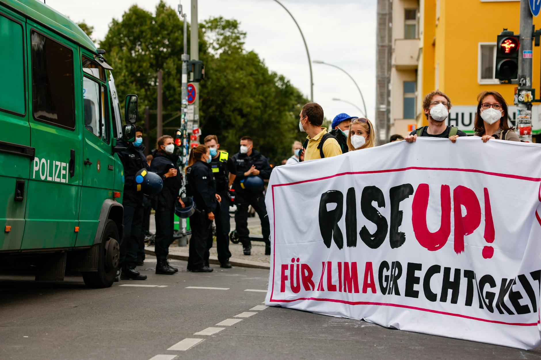 Aktivisten der Gruppe Extinction Rebellion bei einer Blockade in der vergangenen Woche in Friedrichshain