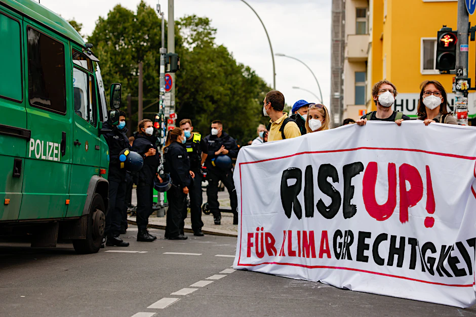 Aktivisten der Gruppe Extinction Rebellion bei einer Blockade in der vergangenen Woche in Friedrichshain