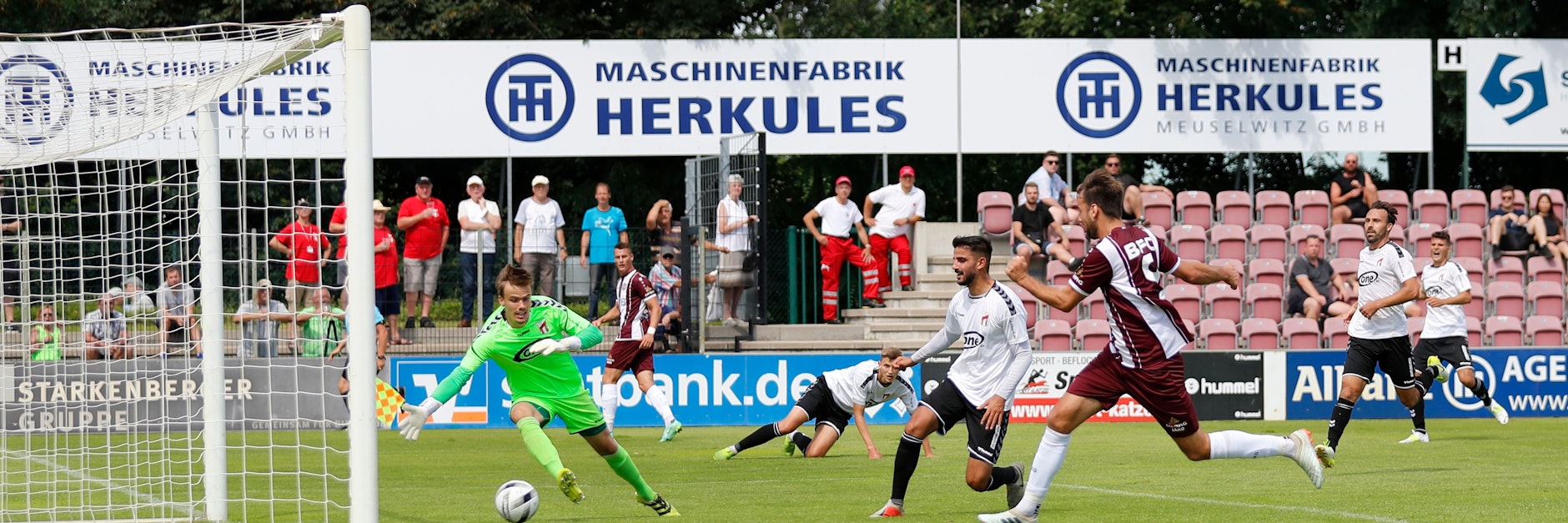 Christian Beck (r.) trifft zum 1:1 in Meuselwitz.