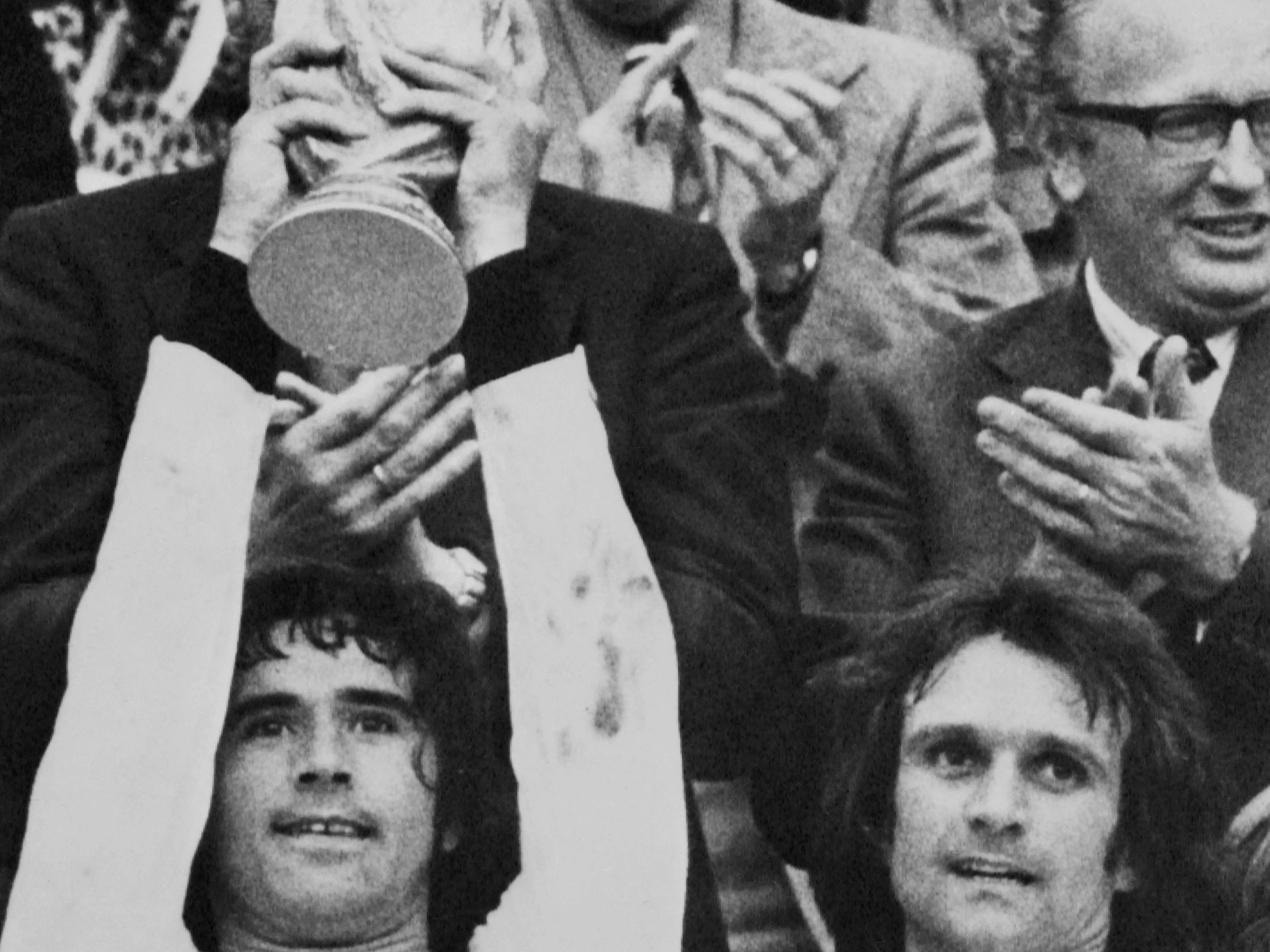 Weltmeisterschaft 1974: Nach dem Sieg über die Niederlande stemmt Gerd Müller den WM-Pokal in die Höhe.