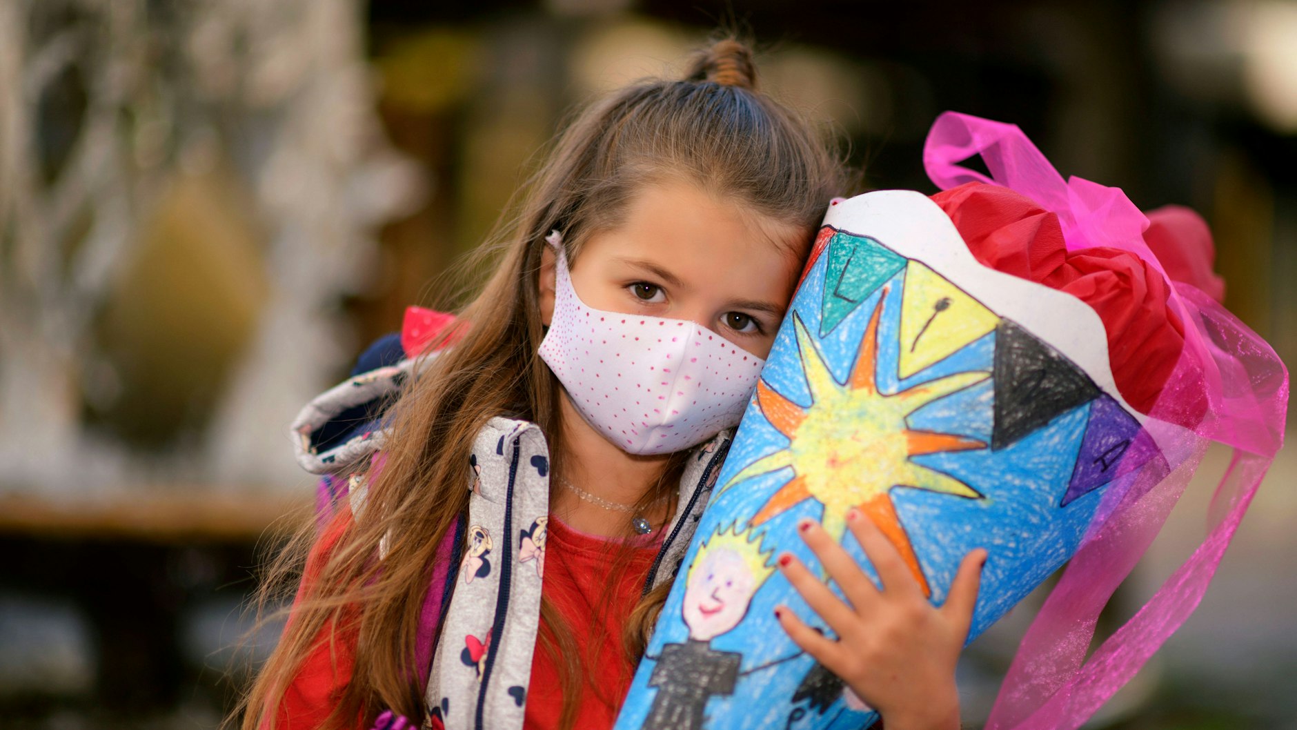 Schulanfängerin bei der Einschulungsfeier (Symbolfoto).