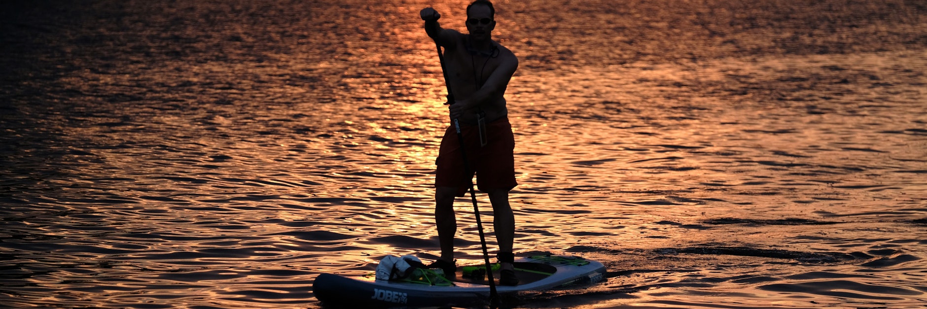 Direkt hinter der East-Side-Gallery: Ganz romantisch stehend in den Sonnenuntergang paddeln.