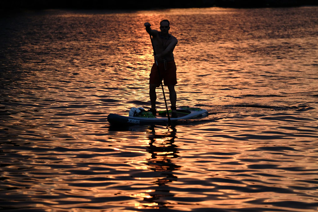Immer mehr Berliner paddeln im Stehen über die Seen: Was beim SUP zu beachten ist