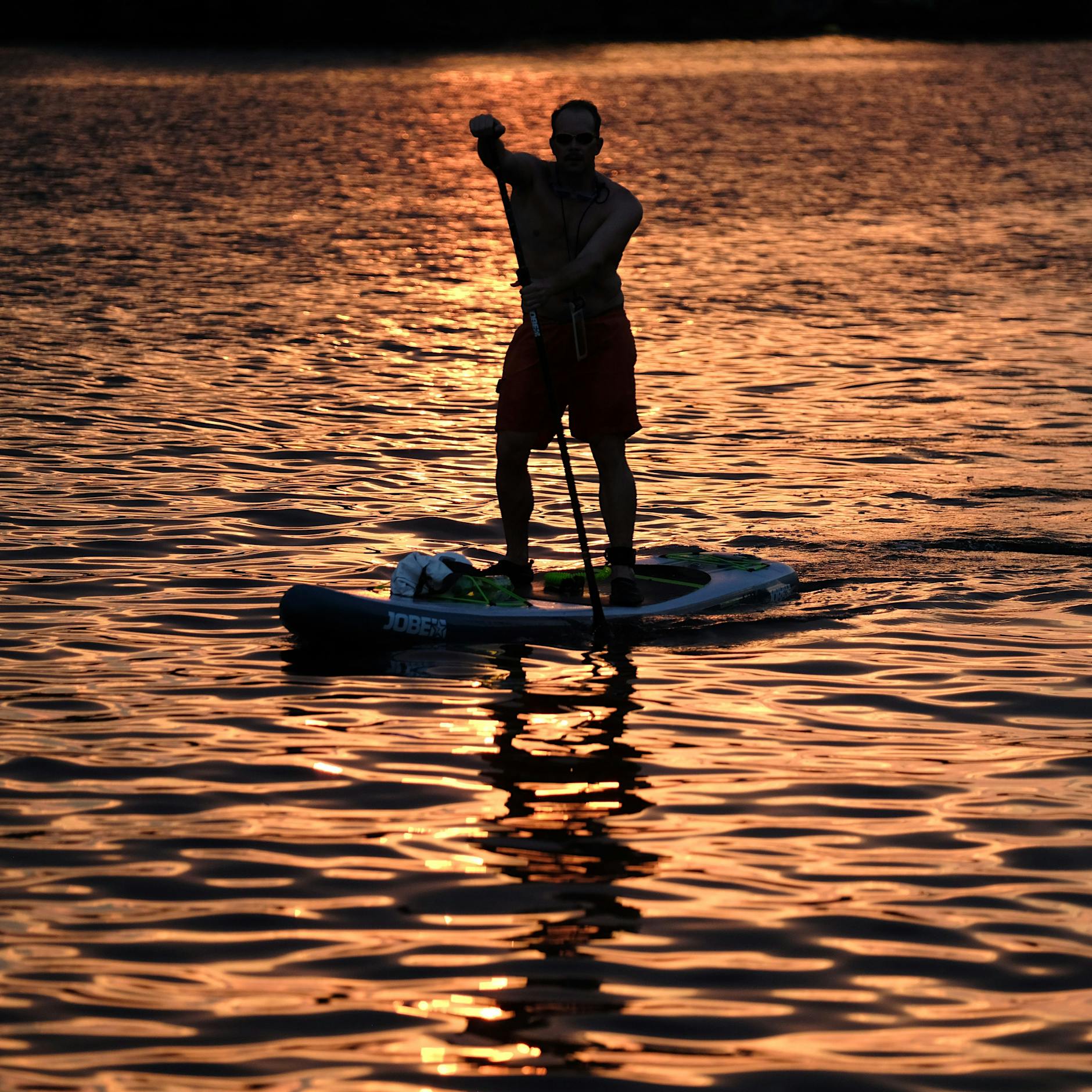 Immer mehr Berliner paddeln im Stehen über die Seen: Was beim SUP zu beachten ist