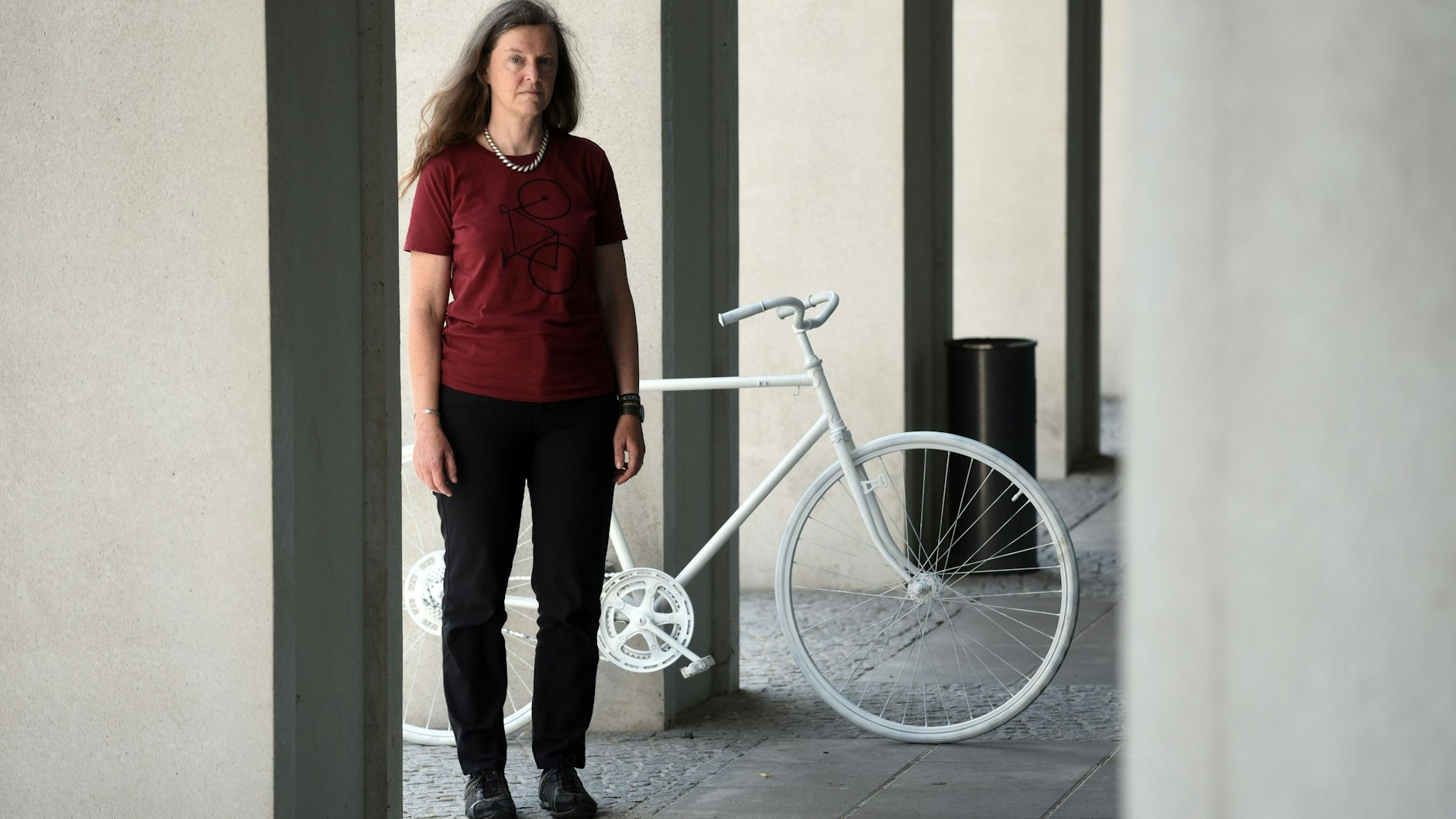 Das nächste Mahnmal steht schon bereit: Susanne Grittner, stellvertretende Landesvorsitzende des ADFC Berlin, neben einem Geisterrad. Seit 2009 hat sie fast 150 der weißen Räder aufgestellt.