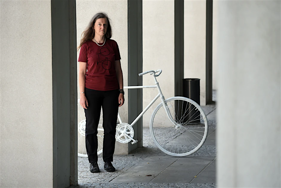 Das nächste Mahnmal steht schon bereit: Susanne Grittner, stellvertretende Landesvorsitzende des ADFC Berlin, neben einem Geisterrad. Seit 2009 hat sie fast 150 der weißen Räder aufgestellt.