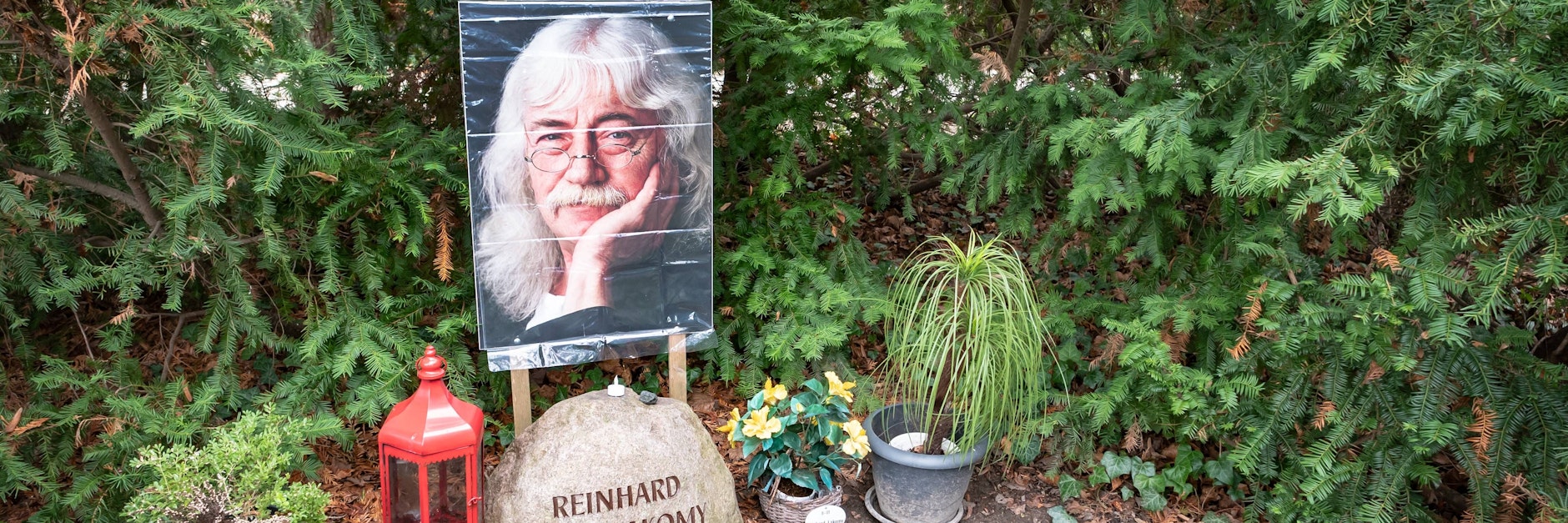 Die letzte Ruhestätte von Reinhard Lakomy auf dem Friedhof Blankenburg - sie wird nun einen Stein mit der Aufschrift „Ehrengrab Berlin“ erhalten.
