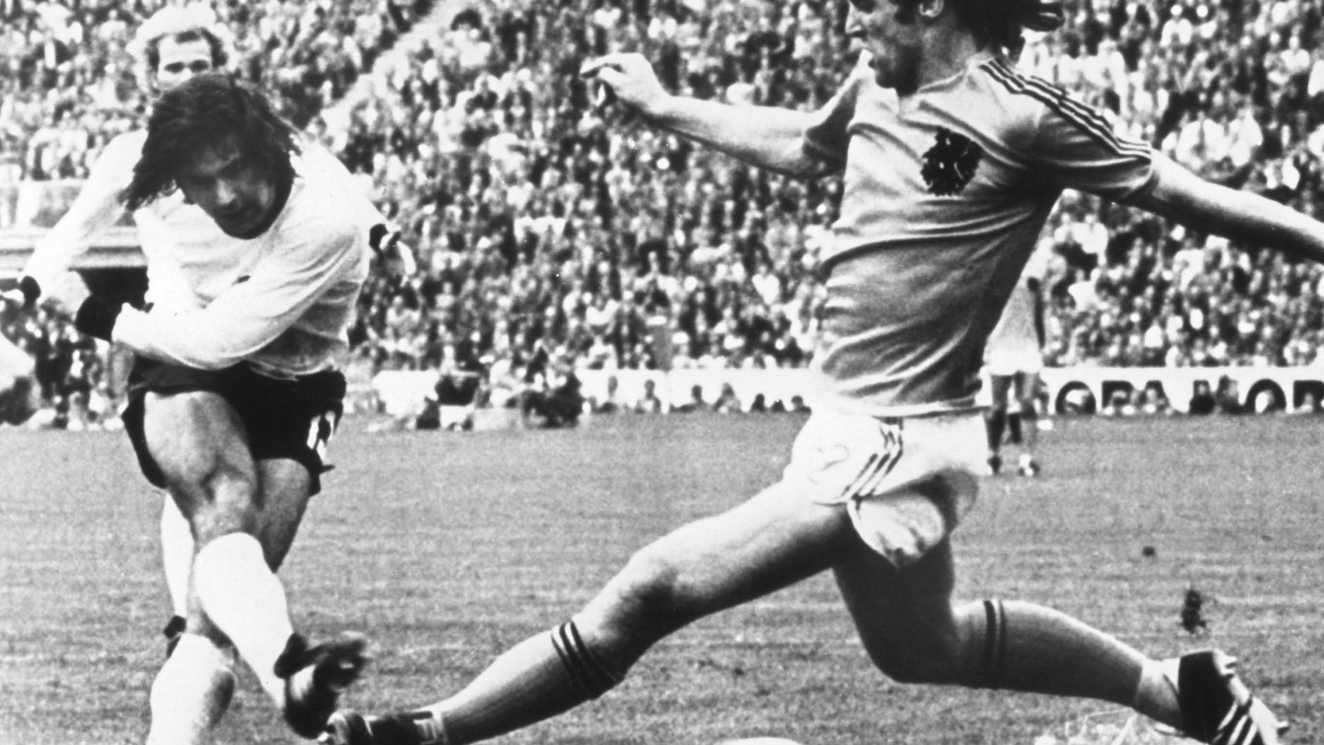 Gerd Müller schießt aus der Drehung am niederländischen Abwehrspieler Ruud Krol vorbei: Es ist das 2:1-Siegtor im WM-Finale 1974 gegen die Niederlande in seinem Münchener Olympiastadion.