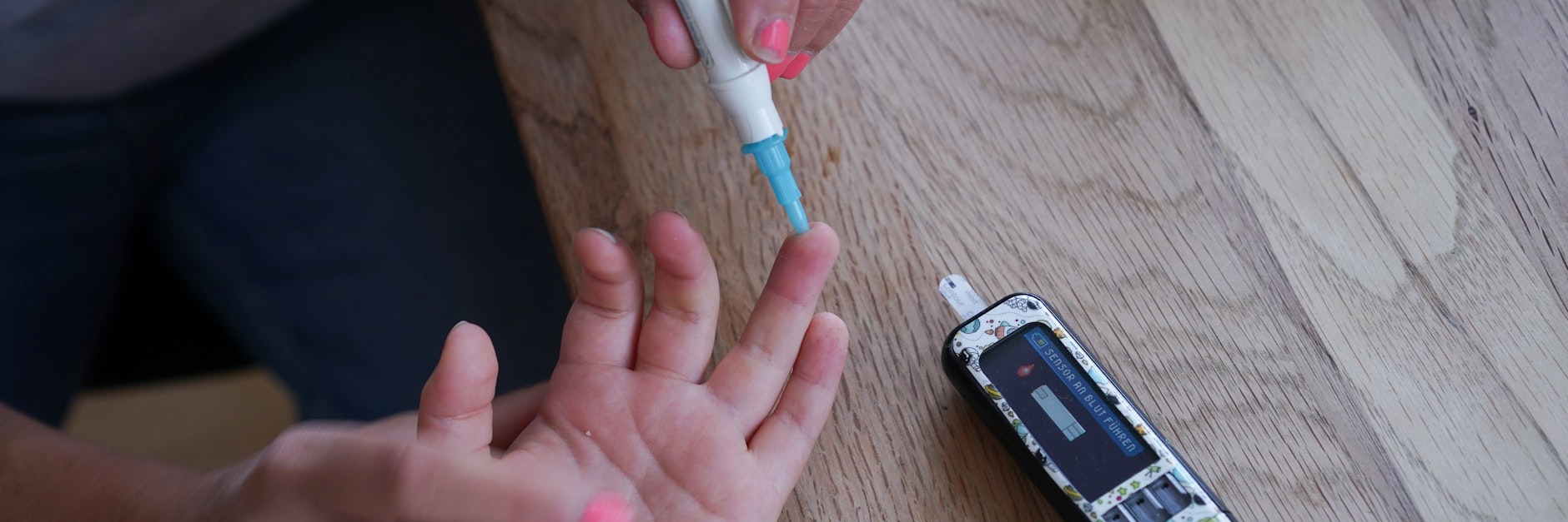 Dem vierjährigen Oskar wird von seiner Mutter der Blutzuckergehalt gemessen.&nbsp;