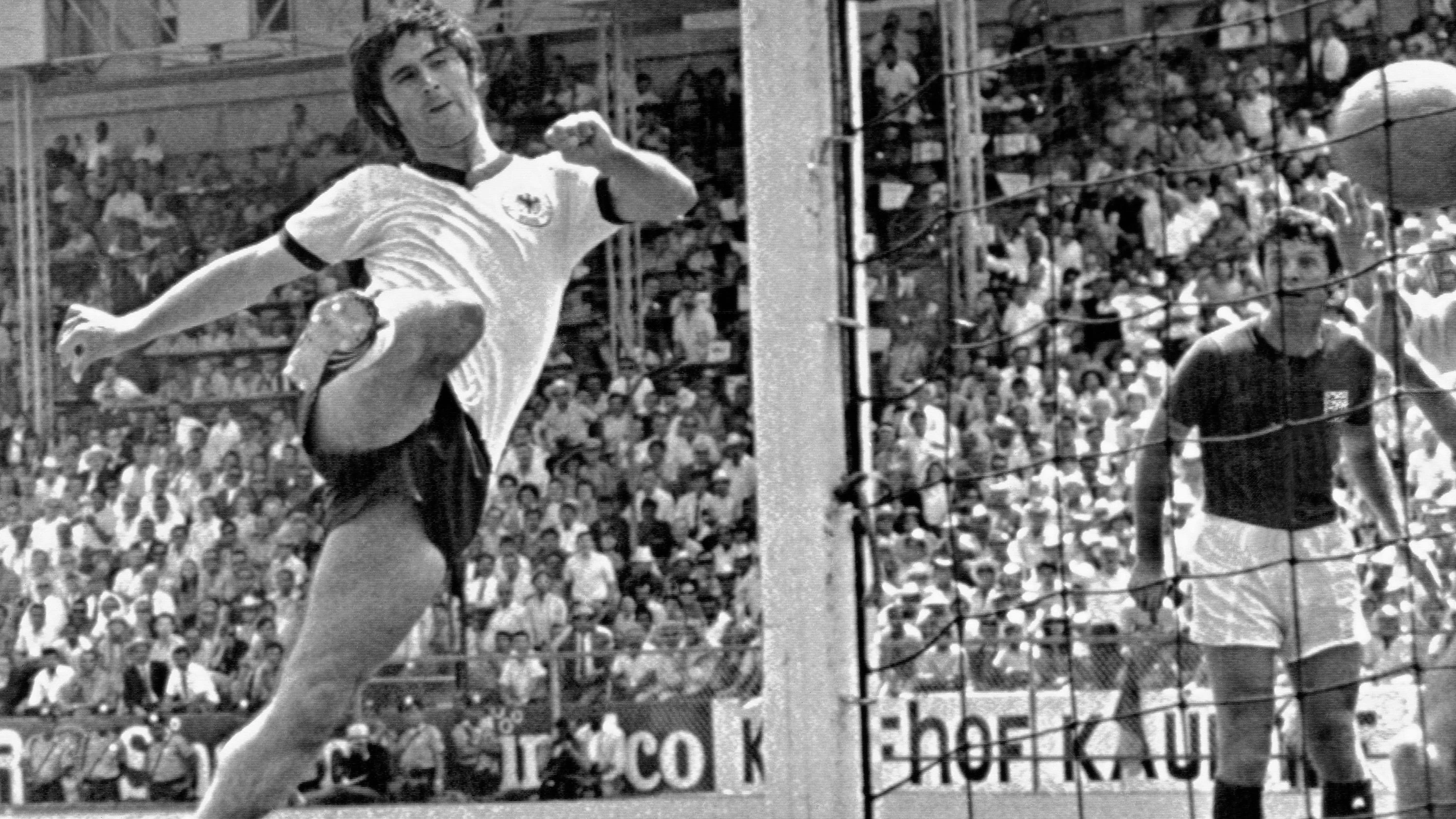 WM-Viertelfinale 1970 in Mexiko: Gerd Müller trifft in unnachahmlicher Manier in der Verlängerung zum 3:2-Sieg gegen England.&nbsp;