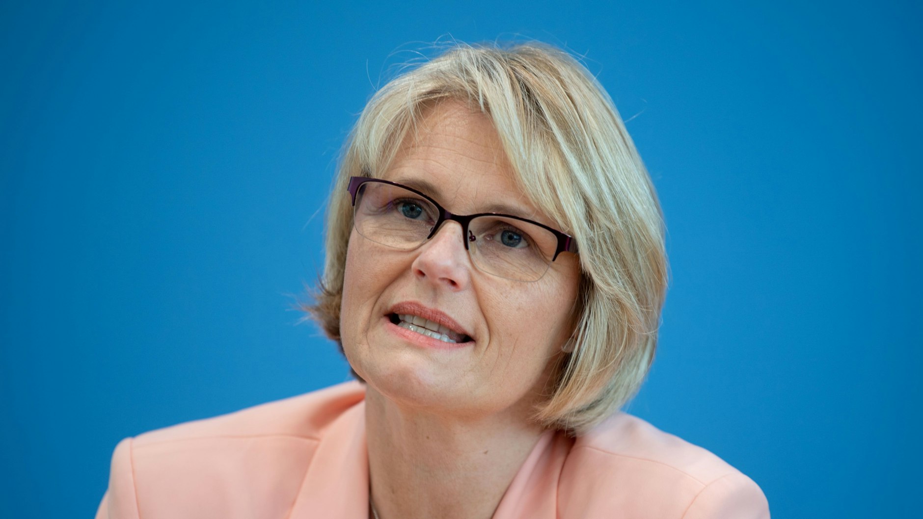 Anja Karliczek (CDU), Bundesministerin für Bildung und Forschung, will auch weiterhin ungeimpften Kindern und Jugendlichen Zugang zum Unterricht gewähren.&nbsp;