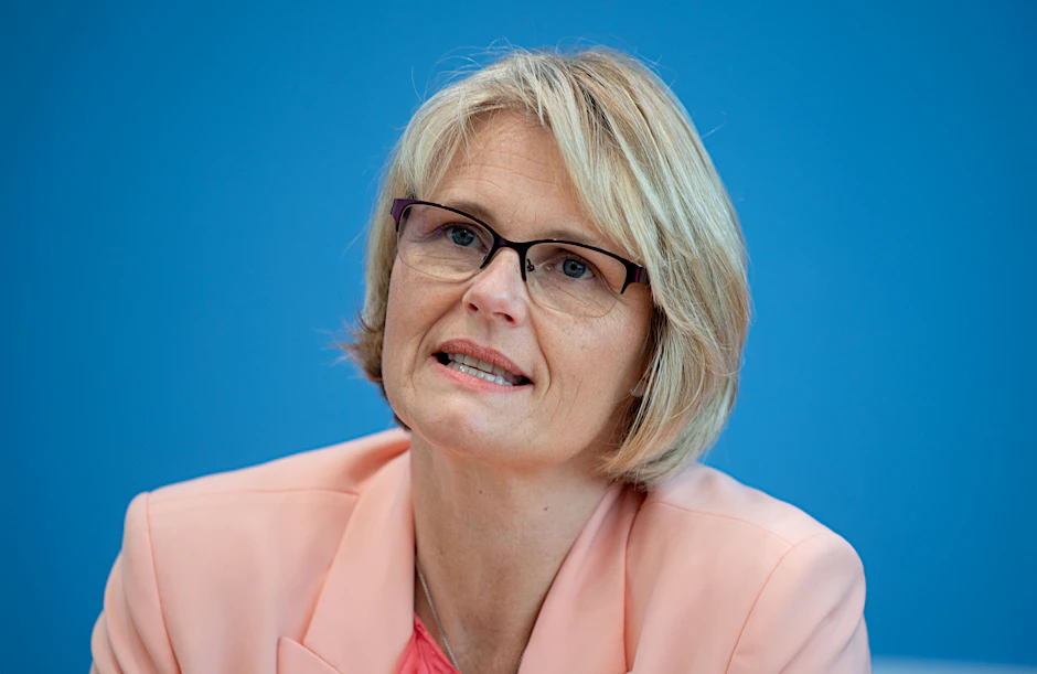 Anja Karliczek (CDU), Bundesministerin für Bildung und Forschung, will auch weiterhin ungeimpften Kindern und Jugendlichen Zugang zum Unterricht gewähren.&nbsp;