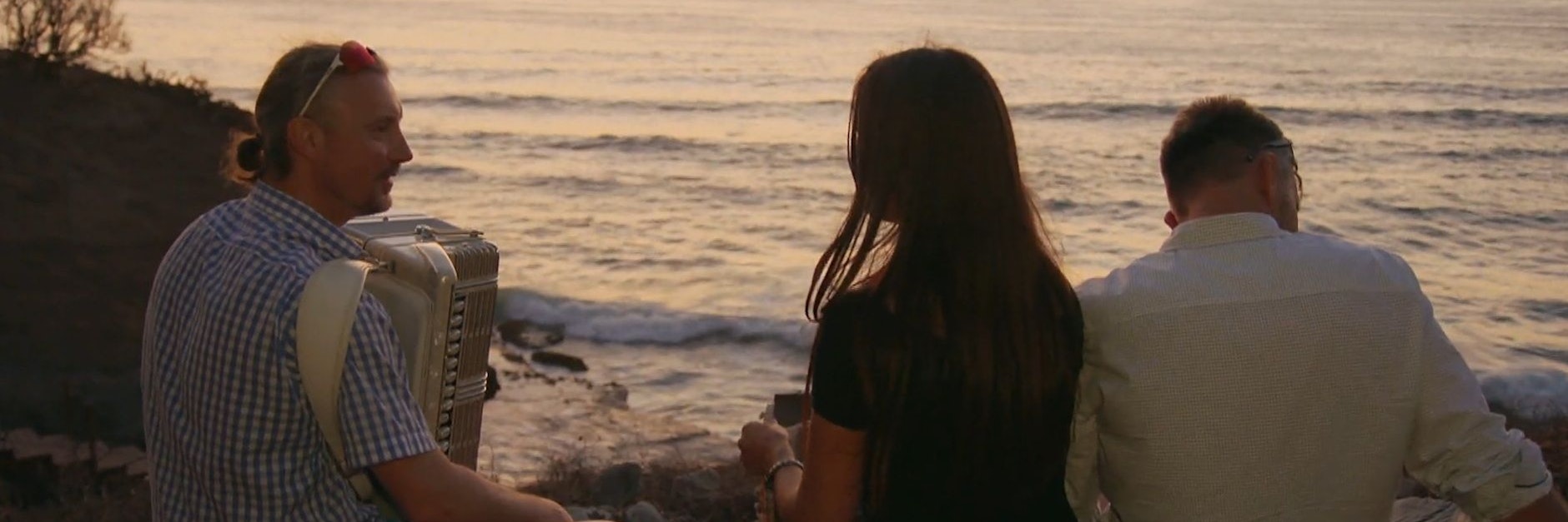 „Bauer sucht Frau International“-Kandidat Oliver entpuppt sich als dreister Macho, der hier das Date von Calina mit Konkurrent Rainer crasht.&nbsp;