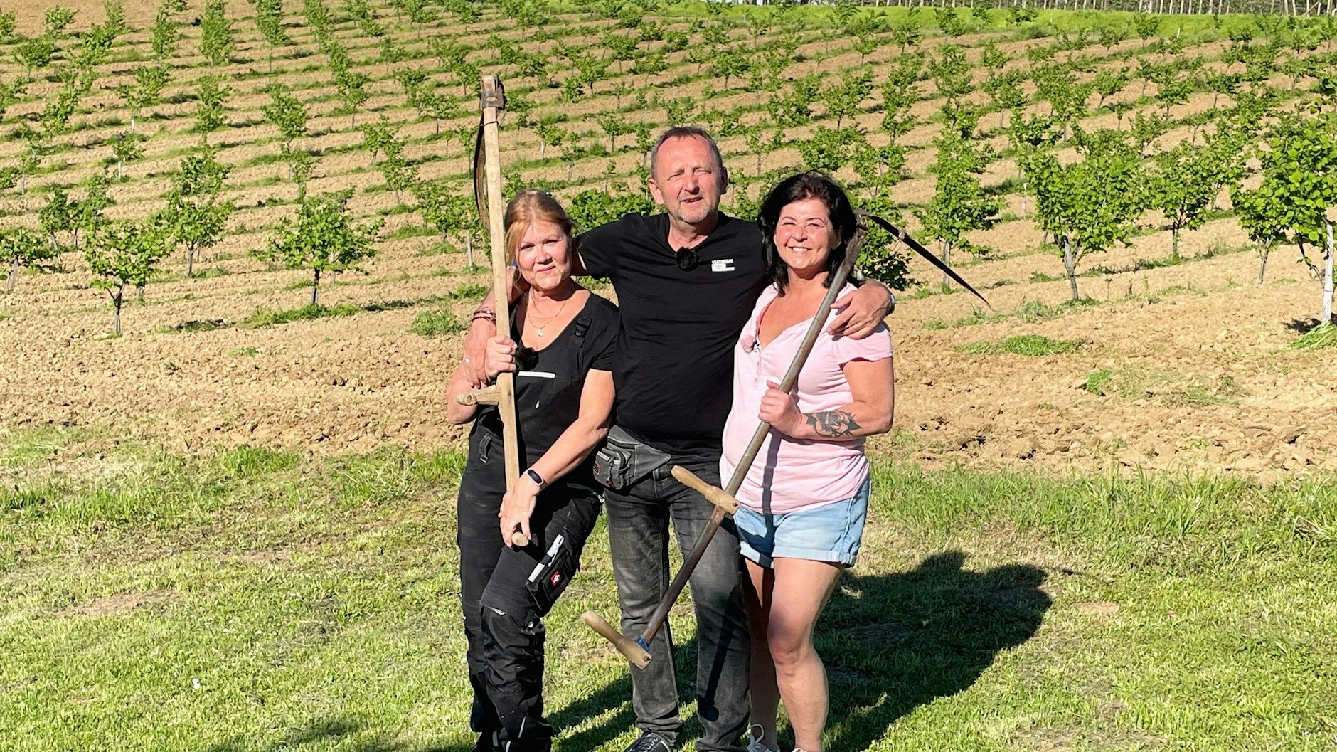 In Kroatien will Ivica dank „Bauer sucht Frau International“ eine Partnerin fürs Leben finden. Er hat sich Nevenka (l.) aus Baden-Württemberg und Isolde aus Niedersachsen auf seinen Hof eingeladen.