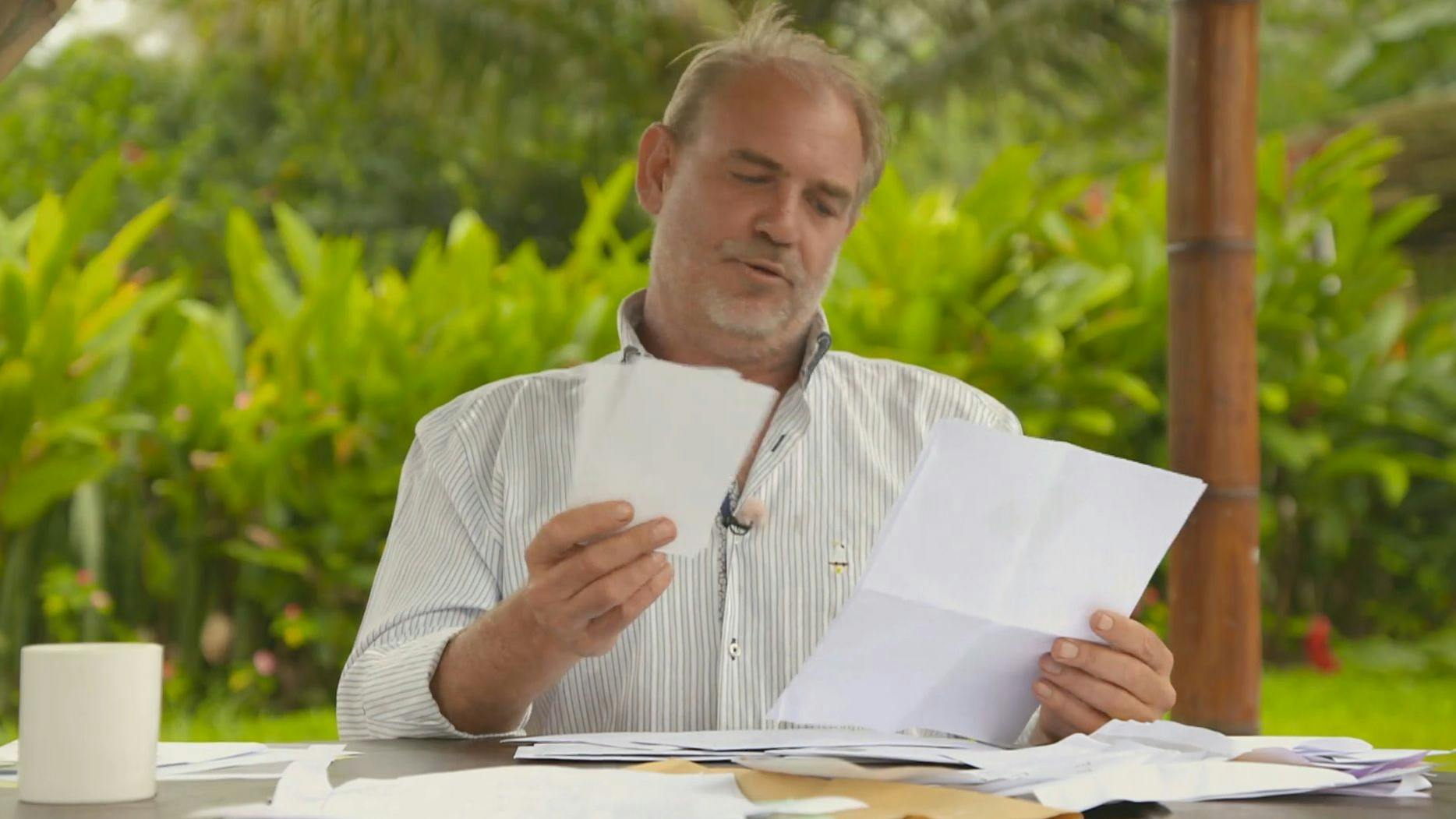 „Bauer sucht Frau International“-Kandidat Nico freut sich beim Durchschauen der Bewerbungen besonders über die Zuschrift von Nicola.